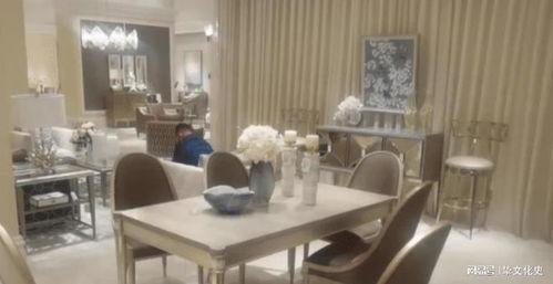 全家坐凳吃瓜,共享夏日吃瓜时光