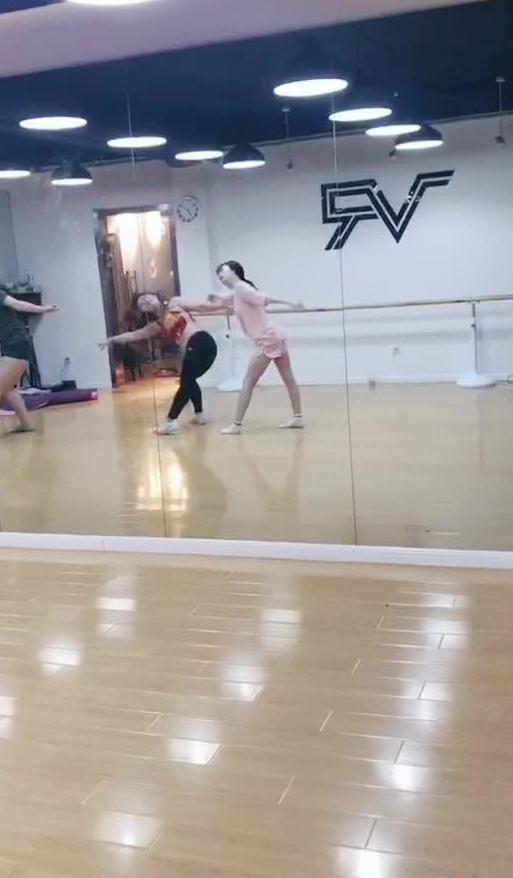 播放吃瓜舞蹈,跟随潮流，一起摇摆