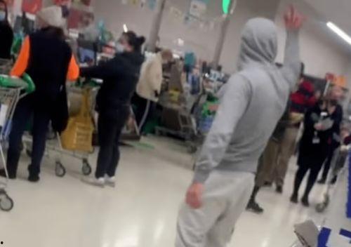 扔东西吃瓜视频,揭秘网络扔东西吃瓜视频的流行现象