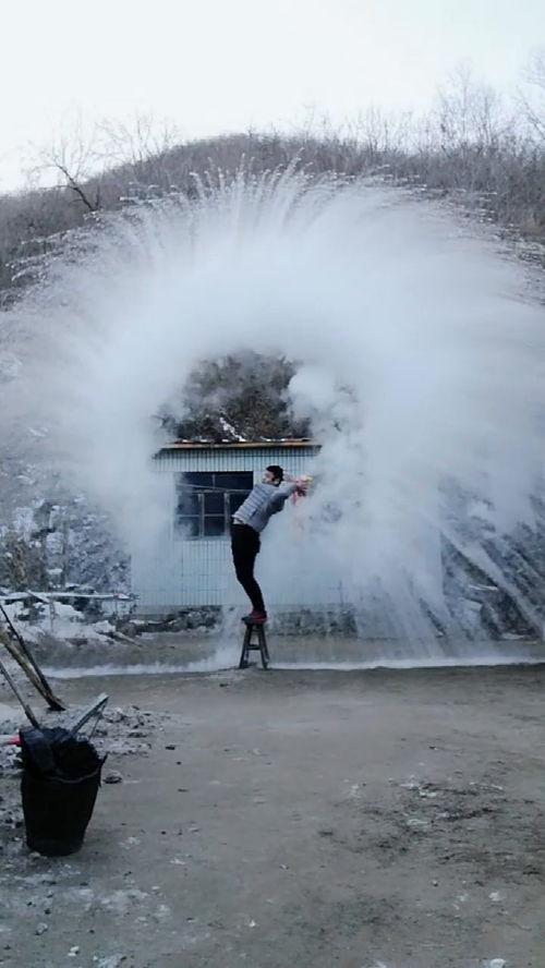 瓜哥吃瓜北方泼水成冰,一场别开生面的冬日奇观