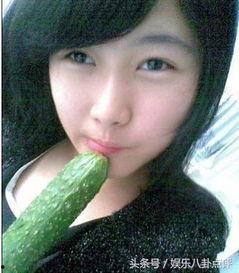 美女在汽车上吃瓜,尽显时尚生活态度