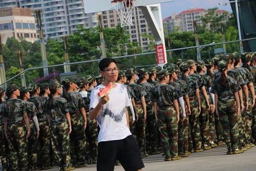 军训吃瓜的文案